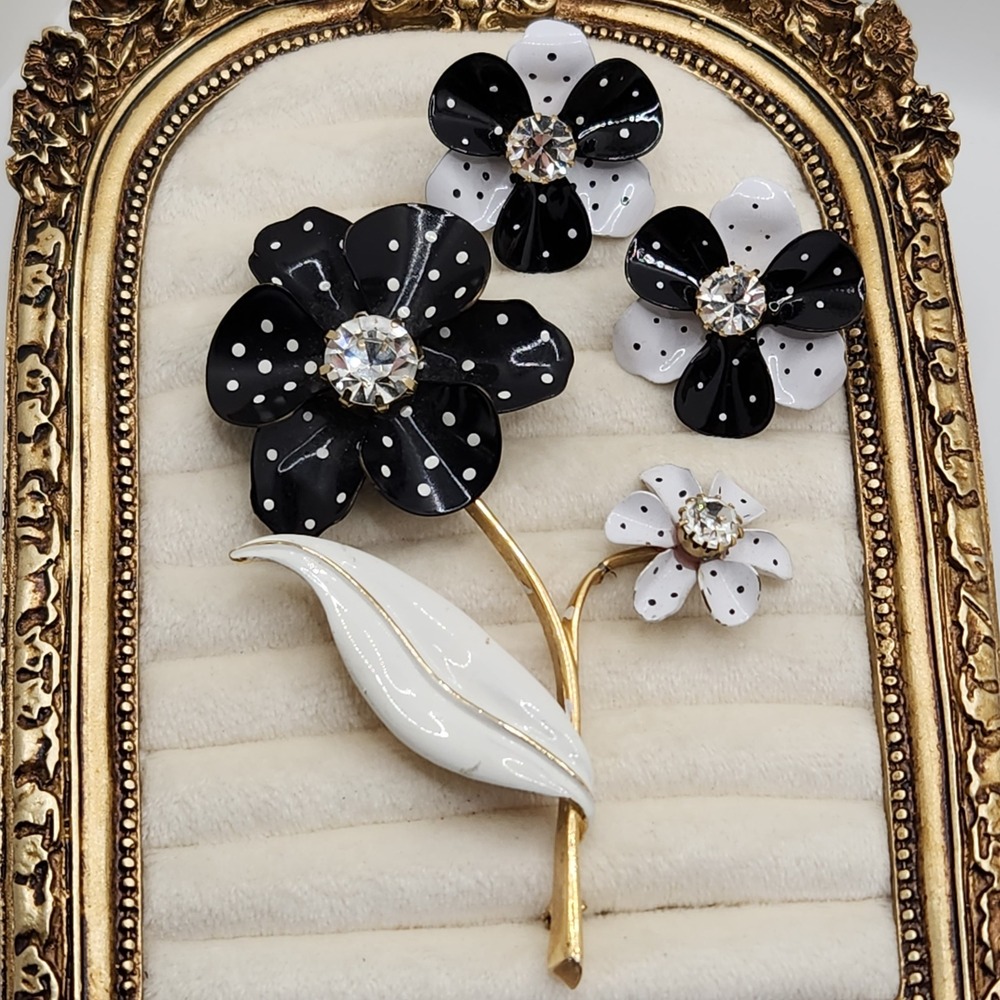 Vintage Avon Black White Enamel Polka Dot Flower Brooch Clip On Earrings SetREAD